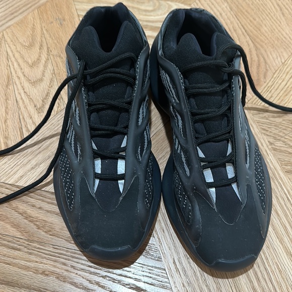 AUTHENTIC MENS YEEZYS BLACK SNEAKERS SIZE 9.5 - Picture 2 of 6